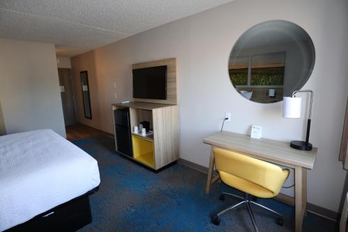 Days Inn by Wyndham Mandan Bismarck Areaにあるテレビまたはエンターテインメントセンター