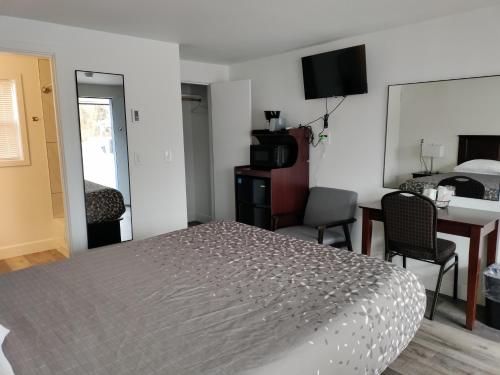 Postel nebo postele na pokoji v ubytování Eight Bar B Motel