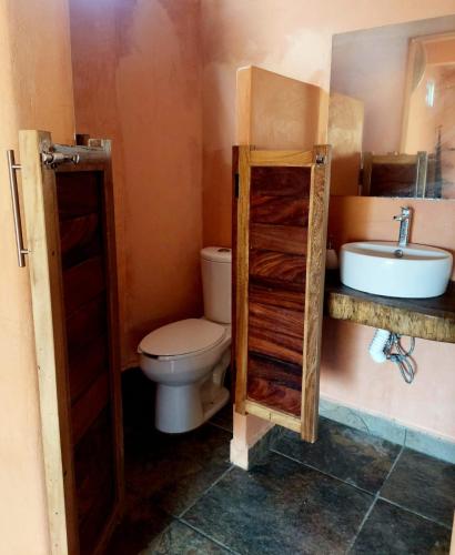 a bathroom with a toilet and a sink at Casa XhunaXhia in Zipolite