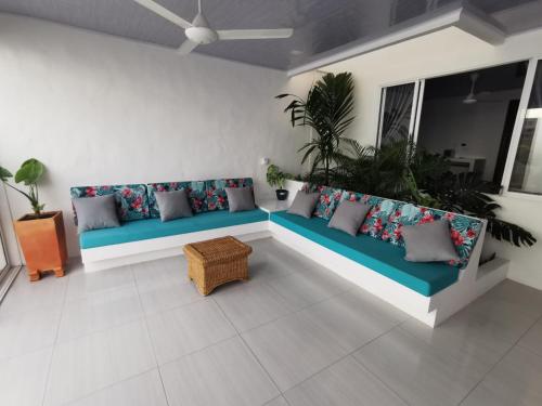 a living room with couches in a room with plants at Casa Floralia in Honda