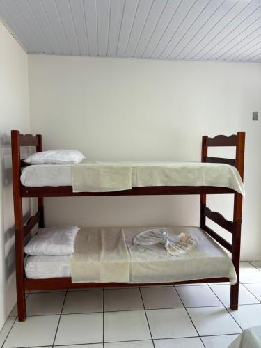 two bunk beds in a room with a ceiling at Chale Blok in Salinópolis
