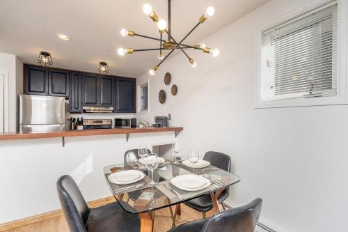 Η κουζίνα ή μικρή κουζίνα στο Comfort, Style, Short Walk to Town Park & Gondola condo
