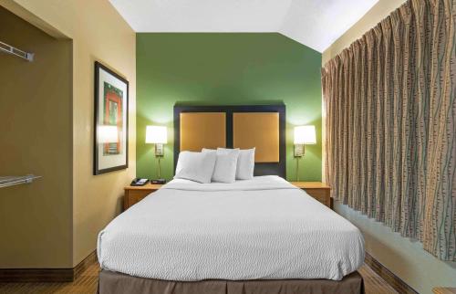 Кровать или кровати в номере Extended Stay America Suites - Kansas City - Airport - Tiffany Springs