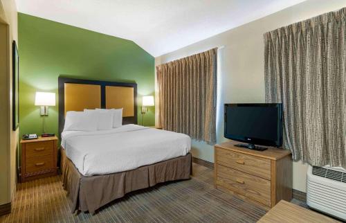 Телевизор и/или развлекательный центр в Extended Stay America Suites - Kansas City - Airport - Tiffany Springs
