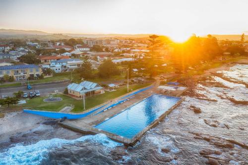 Bazén v ubytování Nautilus View - Luxury Marina Getaway nebo v jeho okolí