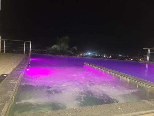 Bazén v ubytování Duplex 3 suítes Ar wifi e vista total da orla nebo v jeho okolí