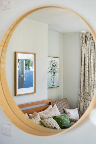 オックスフォードにあるLuxe Comfort En-Suite Room 1のリビングルームのソファ鏡