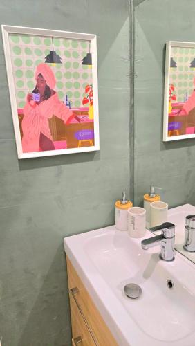 une salle de bain avec un lavabo et un miroir dans l'établissement Joli Cocon Avignon intramuros, à Avignon