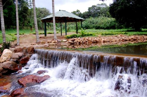 una cascata in un parco con laghetto di Nature Hub Koslanda a Koslanda