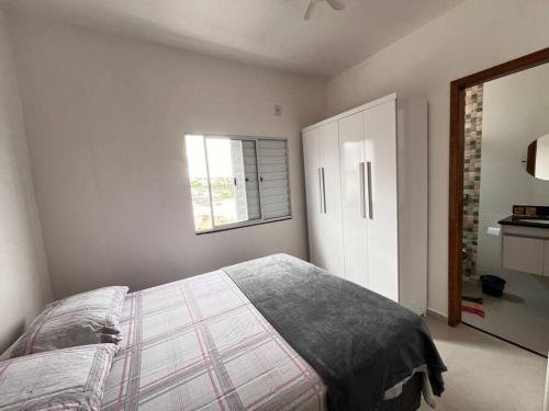 a bedroom with a bed and a window at Apt no Santa Mônica próximo ao Pátio Sabiá, UFU in Uberlândia