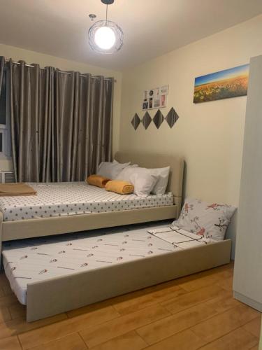 Una cama o camas en una habitación de Seawind Condominiums Tower 1,3,4,5