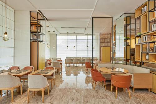 Courtyard by Marriott Yangzhouにあるシーティングエリア