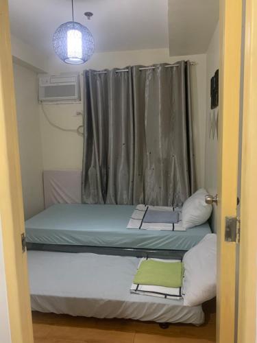 Una cama o camas en una habitación de Seawind Condominiums Tower 1,3,4,5