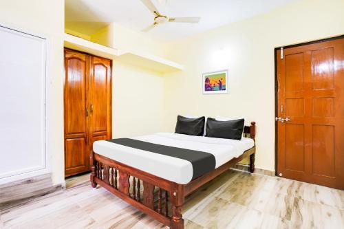 a bedroom with a bed in a room at Hotel O Casa De Elevterio in Goa