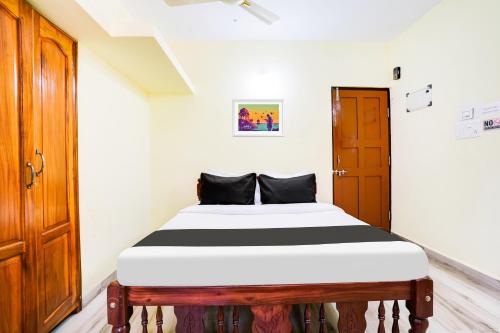 a bedroom with a bed in a room at Hotel O Casa De Elevterio in Goa