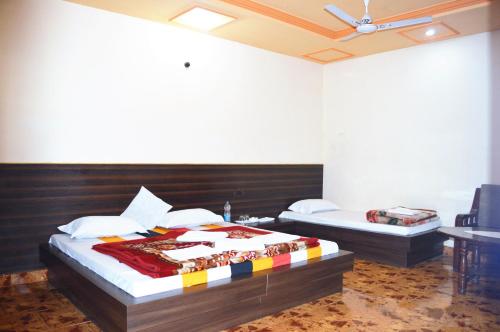 Säng eller sängar i ett rum på Hotel Goverdhan Tourist Complex