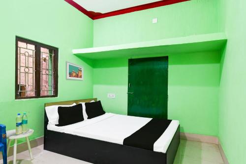 JagatpurにあるHotel O Peaceful Innのグリーンルーム(ベッド1台付)