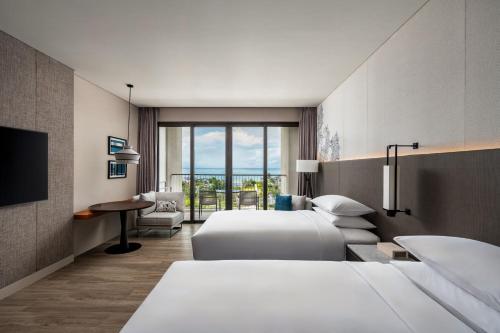 En eller flere senge i et værelse på Khao Lak Marriott Beach Resort & Spa