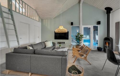 un soggiorno con divano e camino di Cozy Home In Rømø With Sauna a Rømø Kirkeby