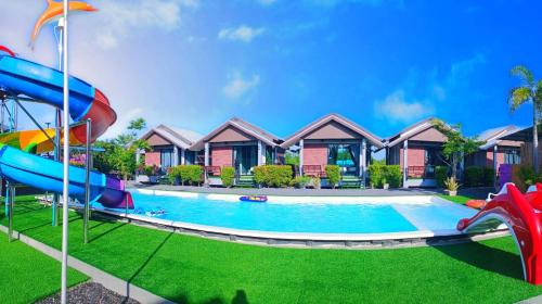- Piscina con tobogán y parque infantil en มานิตา รีสอร์ท ปากพะยูน, en Phatthalung