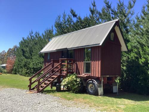 a red tiny house with a metal roof at Oxford Tiny House in Oxford