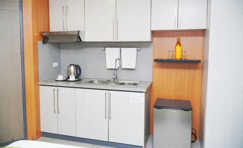 Una cocina o zona de cocina en Jade Hotel and Suites