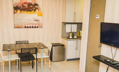 Una cocina o zona de cocina en Jade Hotel and Suites