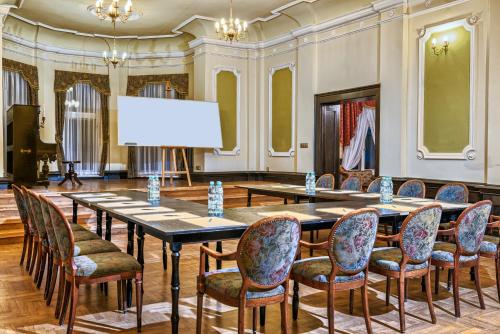 a conference room with a long table and chairs at Pałac Kłanino in Kłanino