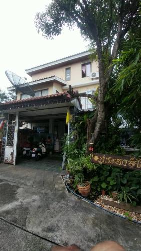 a house with a tree in front of it at ที่พักนักเดินทาง ภู่ระหงษ์ in Bangkok