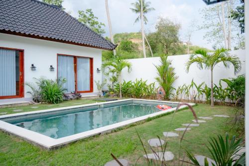 Kolam renang di atau dekat dengan Villa Saphira Selong Belanak