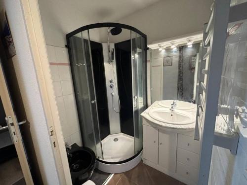 une salle de bain avec douche et lavabo dans l'établissement Appartement calme 3 pièces avec balcon et parking aux Angles - FR-1-593-118, aux Angles