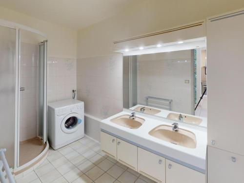 une salle de bain avec deux lavabos et une machine à laver dans l'établissement 2P calme avec terrasse, piscine, parking et wifi - FR-1-196-368, à Menton