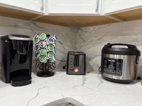 a kitchen counter with a coffee maker and a toaster at Cabin near kalahari,camelback Ski in Long Pond