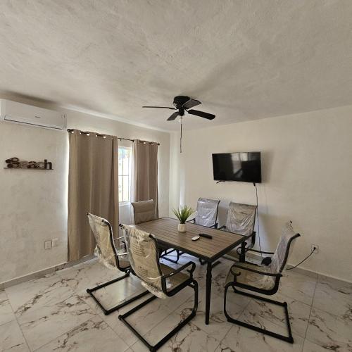 a dining room table with chairs and a ceiling fan at Casa Marina, Playa y Aeropuerto cerca in Puerto Vallarta