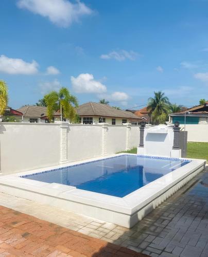 a swimming pool in the backyard of a house at Homestay musliim Sg Isap Damai Ol3-2833O99 in Kuantan