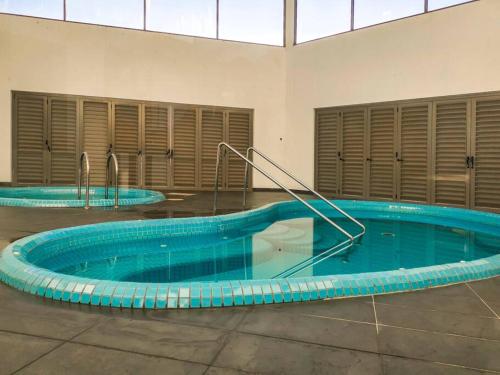 ブリンチャンにあるSunrise Serenity at Palas Horizon Residenceの大型スイミングプール