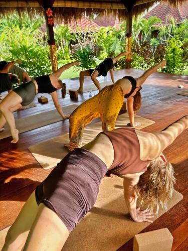 a group of women doing yoga in a yoga class at Island Garden Huts Lembongan in Nusa Lembongan