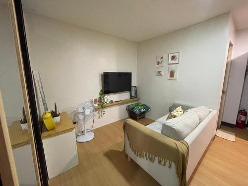 TV a/nebo společenská místnost v ubytování Pet-friendly 1BR Condo Unit in Imus with Wifi Netflix -Min 2 nights
