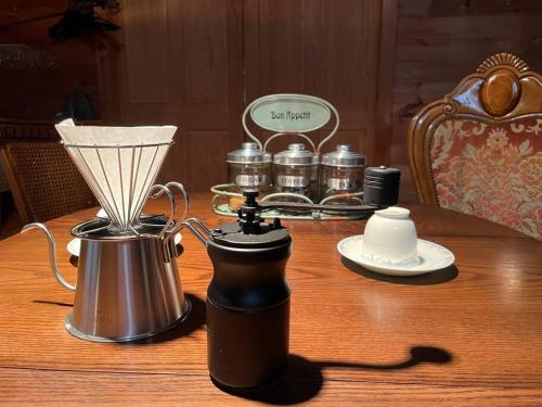 a table with a blender and other items on it at ジラソーレ北軽井沢 in Tsumagoi