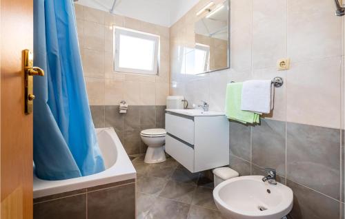 a bathroom with a sink and a toilet and a tub at Cozy Home In Posedarje With Wifi in Posedarje