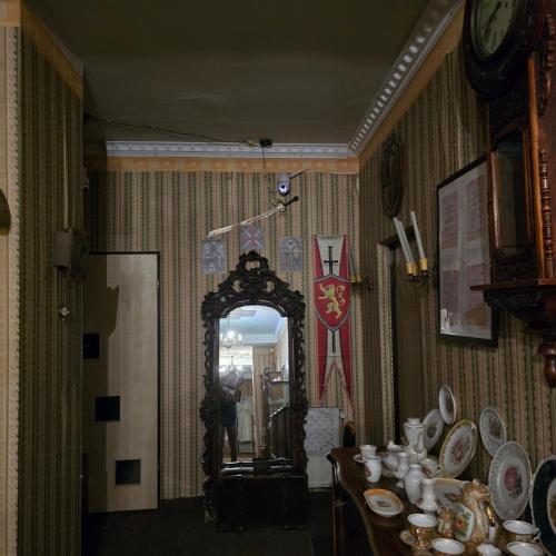a room with a table with plates and a mirror at Apartament Wilhelma II in Ząbkowice Śląskie