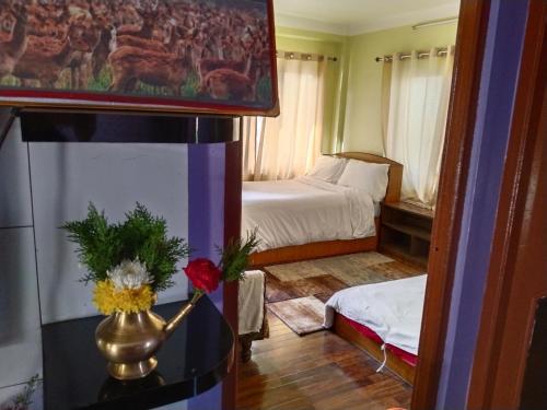 una camera d'albergo con una camera da letto con un letto di Kathmandu Airport View Hotel And Lodge a Kathmandu