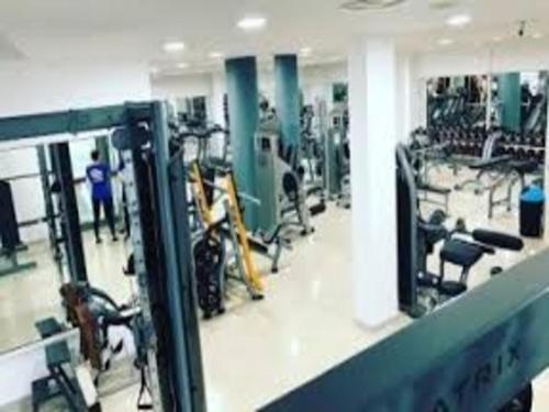 Fitness centrum a/nebo fitness zařízení v ubytování Bnb of the Nations, parking , 9min Airport & Sea