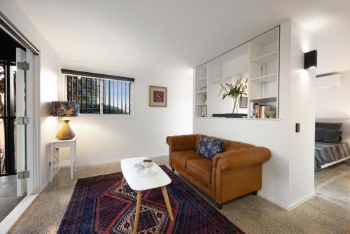Χώρος καθιστικού στο Studio Apartment with Ocean View