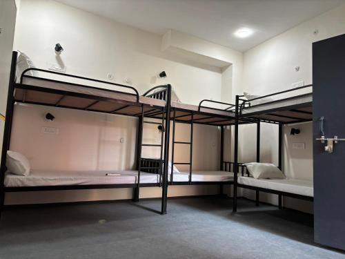 Una cama o camas en una habitación de Benaras Stay- Hostel