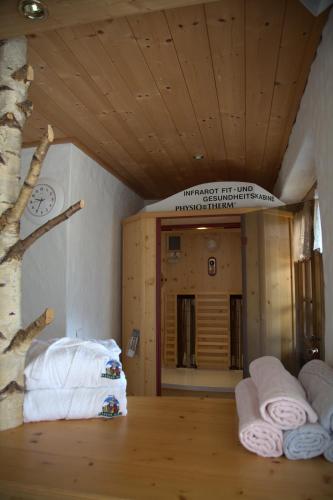a room with white towels on a wooden floor at Alpenhotel Wanderniki in Liesing