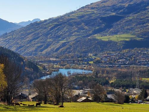 une vallée avec un lac et une montagne dans l'établissement Location Paradiski San Bernardo, à Séez
