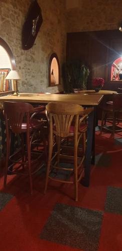 - une table et des chaises en bois dans l'établissement L'écu, à Saint-Amand-Montrond