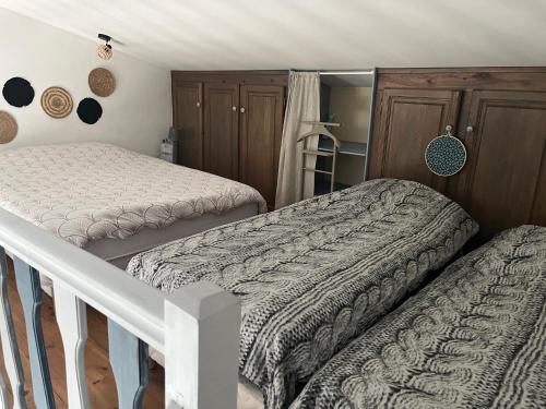 - une chambre avec 2 lits et un escalier dans l'établissement Appartement mezzanine spacieux, à Jaunay-Clan