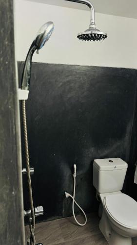 Un baño de The Village Home